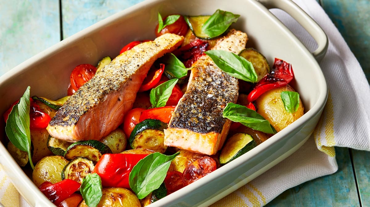 salmón al horno con verduras asadas