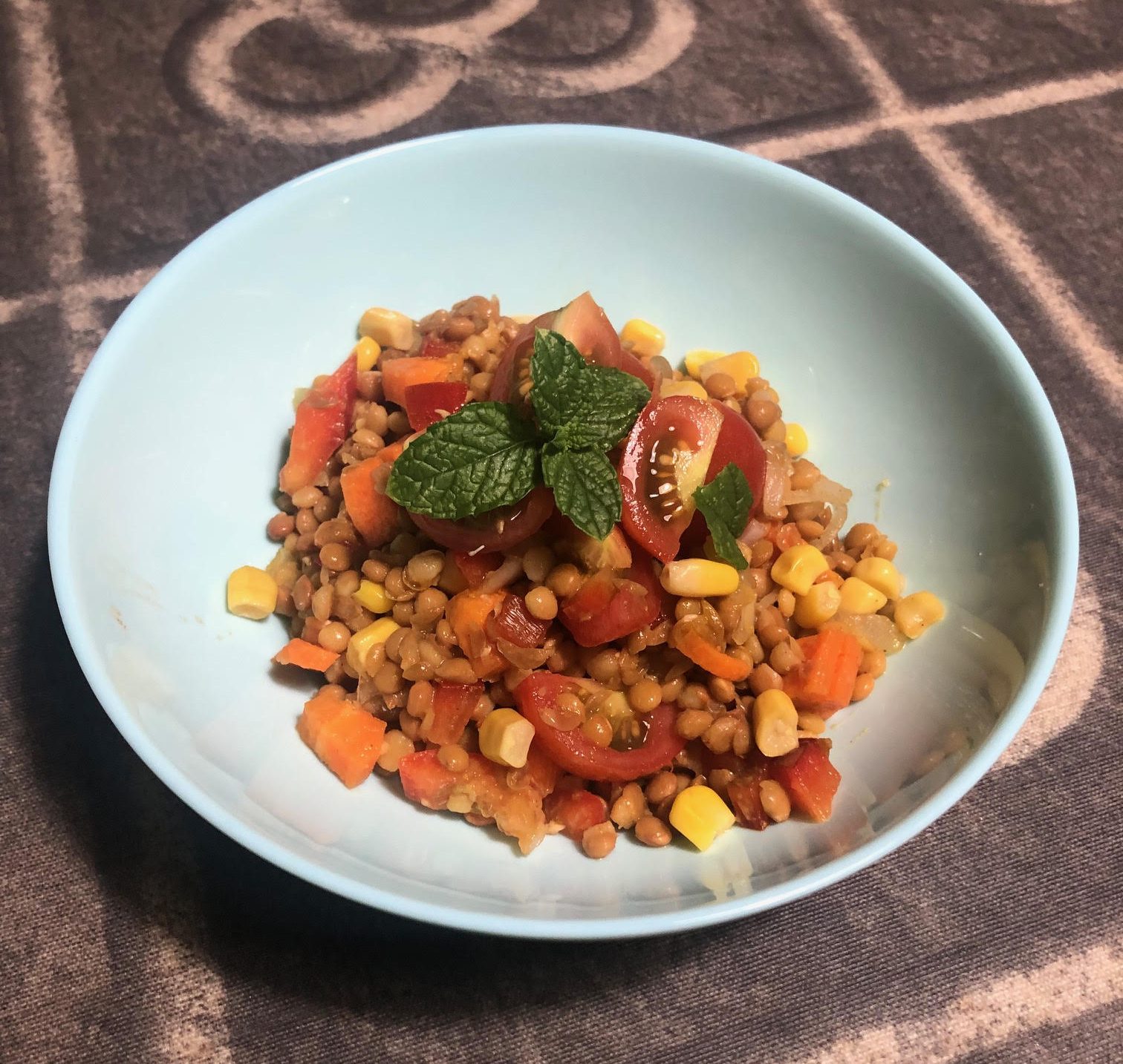 Delicioso, refrescante y saludable tabulè de lentejas